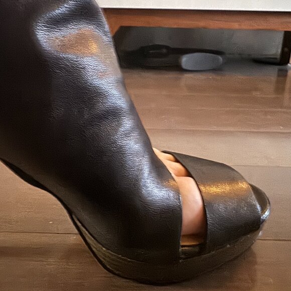 Coach leather heels **NEW** - Picture 8 of 8